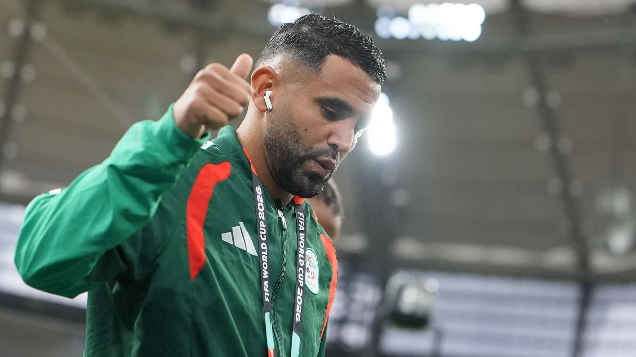 رياض محرز يرتدي زي المنتخب الجزائري مع شارة كأس العالم 2026، استعداداً لانتقاله إلى نادي الشمال القطري.
