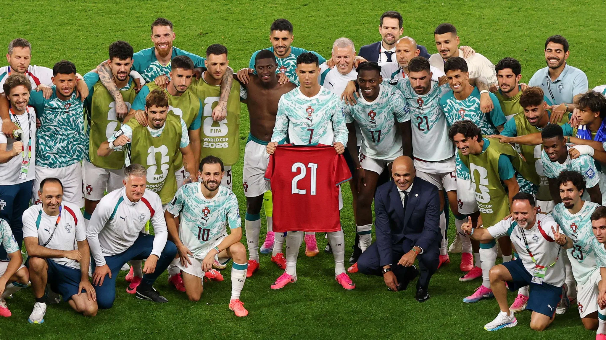 فريق البرتغال يحتفل بفوزه على كرواتيا في كأس العالم مع كريستيانو رونالدو حاملًا قميص رقم 21 تكريمًا لذكرى دييغو جوتا.