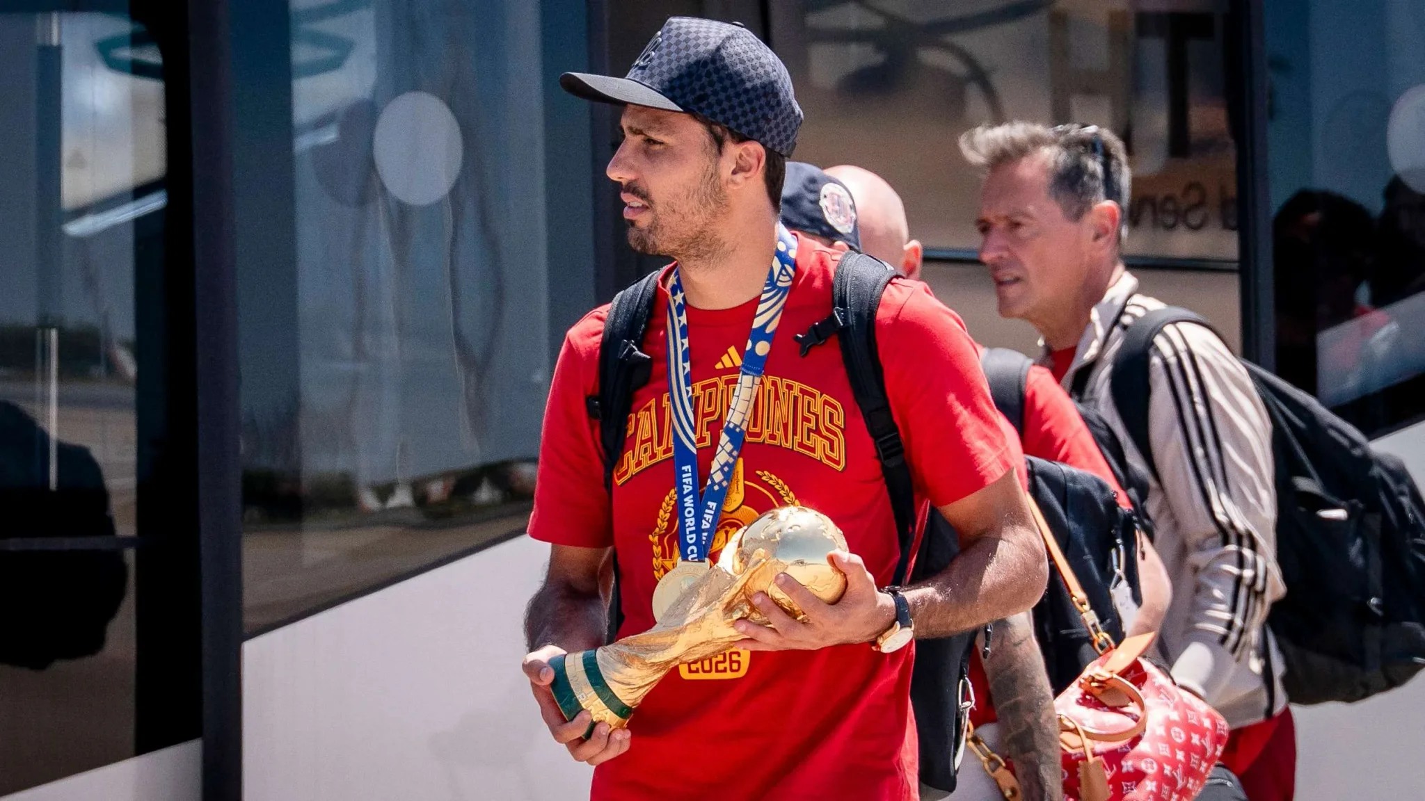 رودري حامل كأس العالم 2026 يرتدي قميص إسبانيا ويثير جدلاً حول انتقاله إلى ريال مدريد وسط رفض فلورنتينو بيريز.