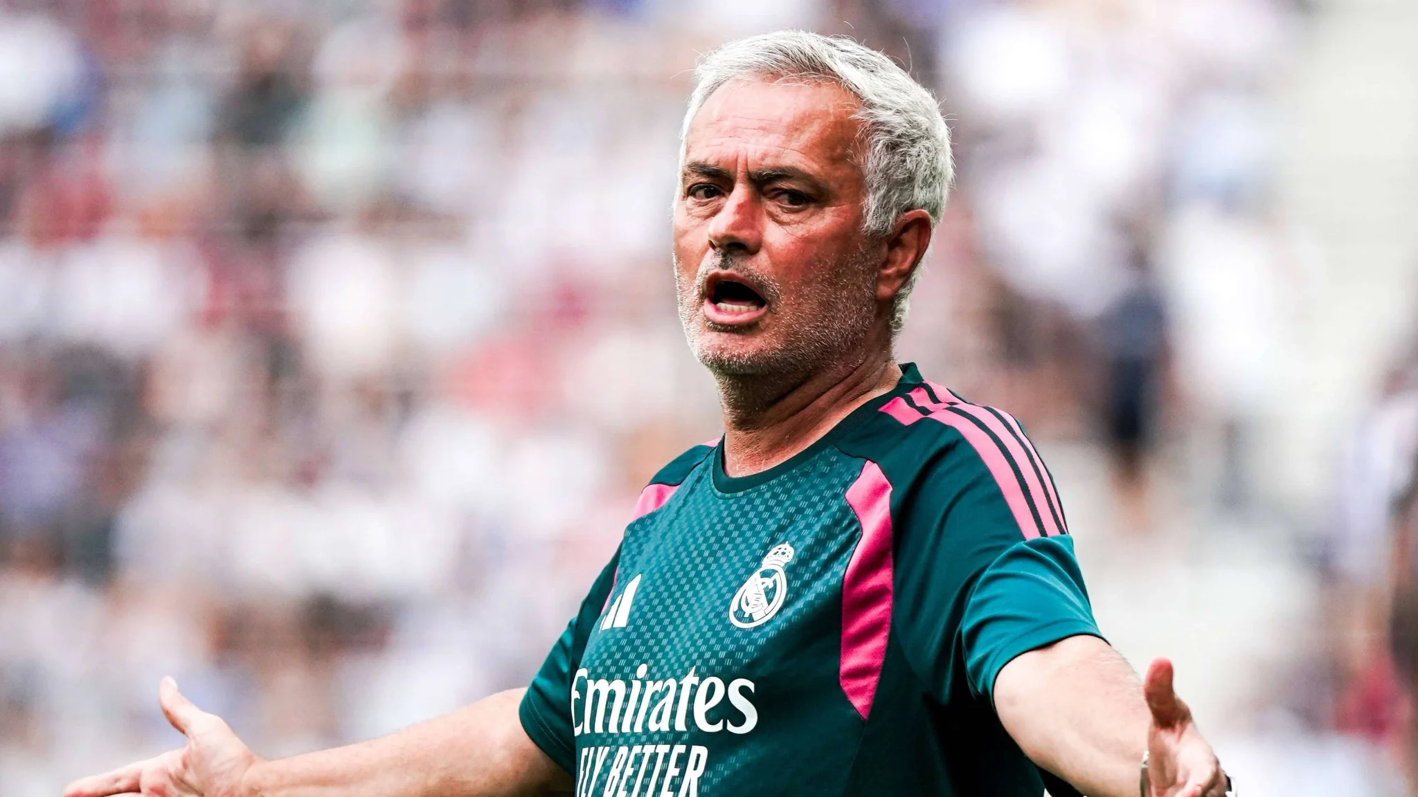 جوزيه مورينيو مدرب ريال مدريد خلال تدريب الفريق، يعبر عن ثقته في بناء تشكيلة قوية رغم فشل صفقة رودري.