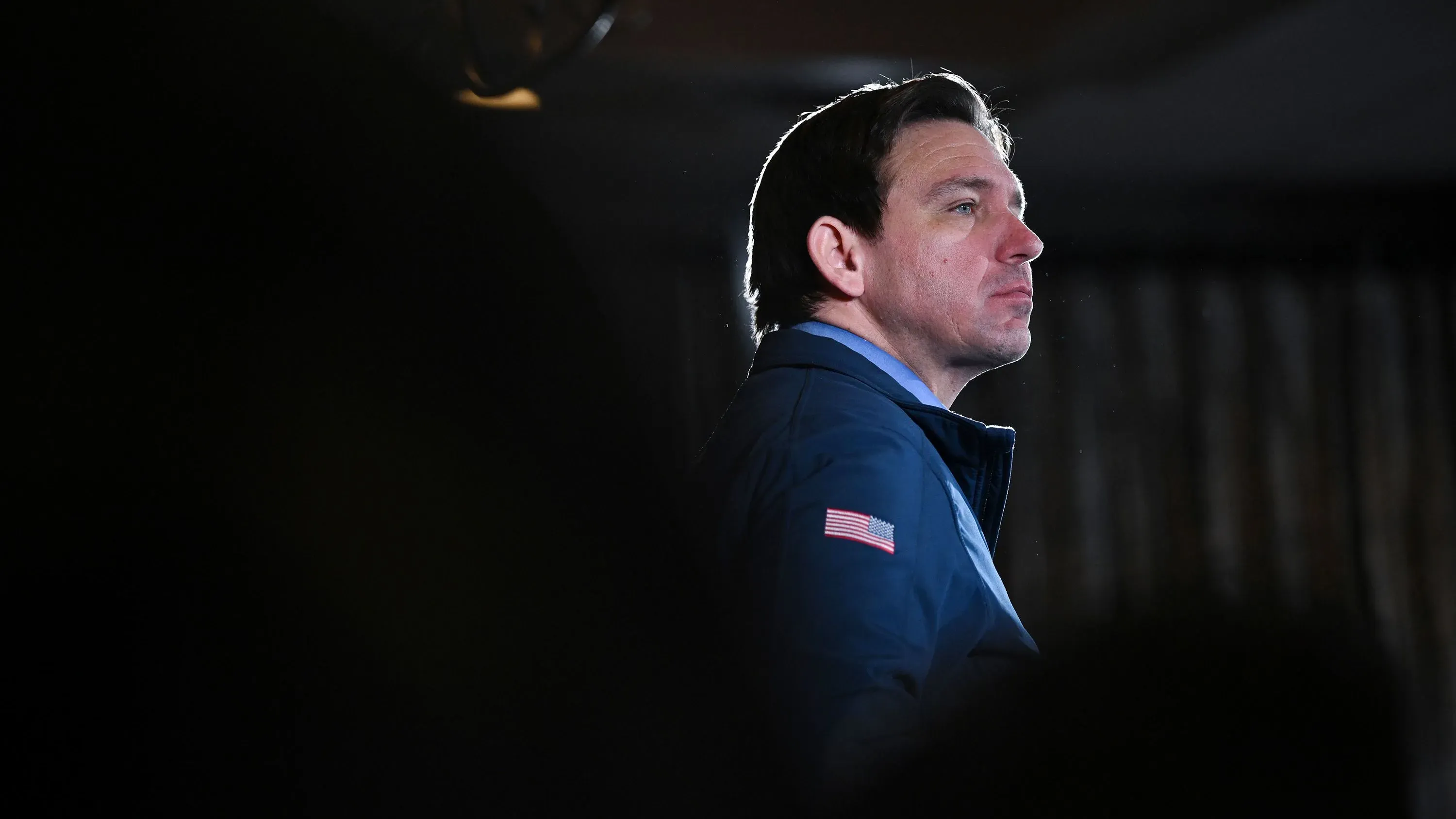 رون ديسانتيس، حاكم ولاية فلوريدا، أثناء حديثه في حدث يناقش إصلاحات الاقتراع التي قد تؤثر على استثمارات ترامب في المنطقة.