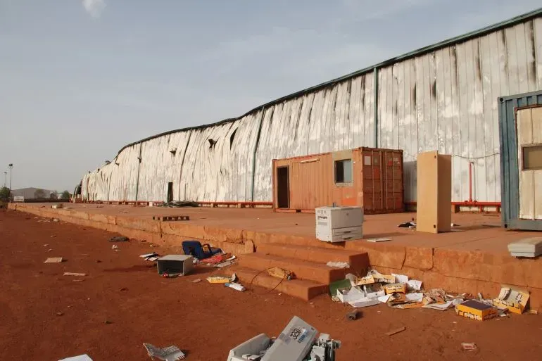 حقل هجليج النفطي في جنوب كردفان، يظهر مباني متضررة ومخلفات، بعد السيطرة عليه من قبل قوات الدعم السريع وسط تصاعد النزاع في السودان.