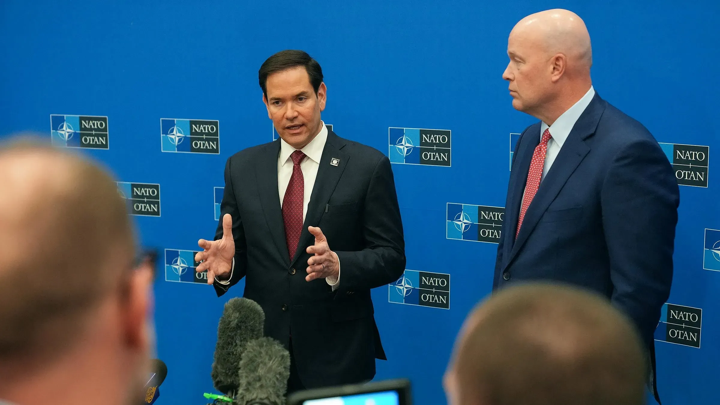 وزير الخارجية الأمريكي ماركو روبيو يتحدث خلال مؤتمر صحفي في بروكسل، مع التركيز على محادثات السلام بشأن الحرب الأوكرانية.