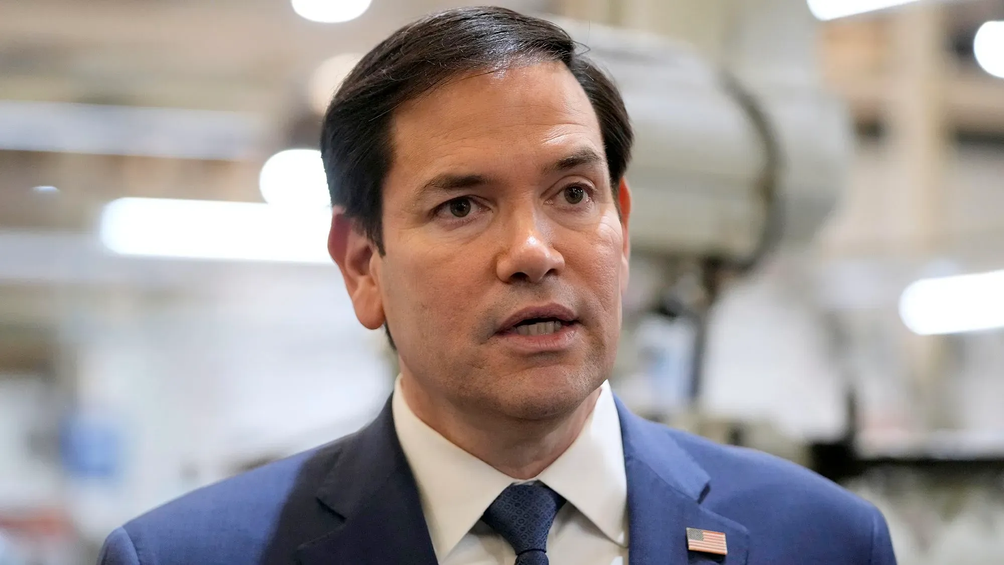 ماركو روبيو يتحدث خلال مقابلة، مع التركيز على انتقاداته للوكالة الأمريكية للتنمية الدولية ودورها في المساعدات الخارجية.