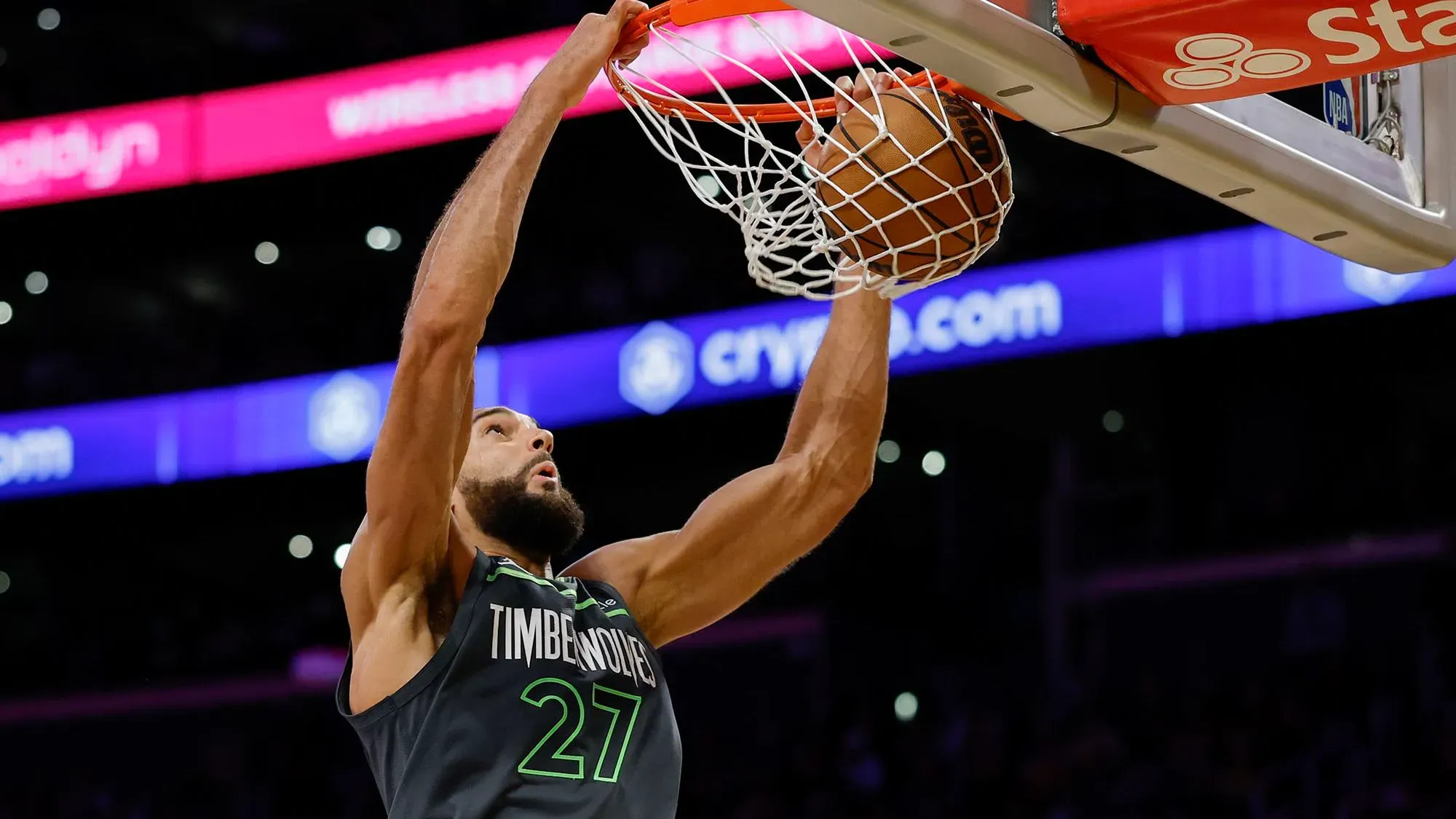 رودي جوبرت يسجل نقطة حاسمة في مباراة البلاي أوف، حيث يقفز نحو السلة ليحقق الارتداد، مما ساعد فريق تمبروولفز على الفوز على ليكرز.