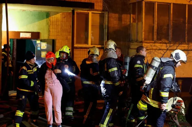 فرق الإطفاء تعمل على إنقاذ شخص مصاب بعد غارة جوية في أوكرانيا، حيث أسفرت الهجمات عن مقتل عدة أشخاص وإصابة آخرين.