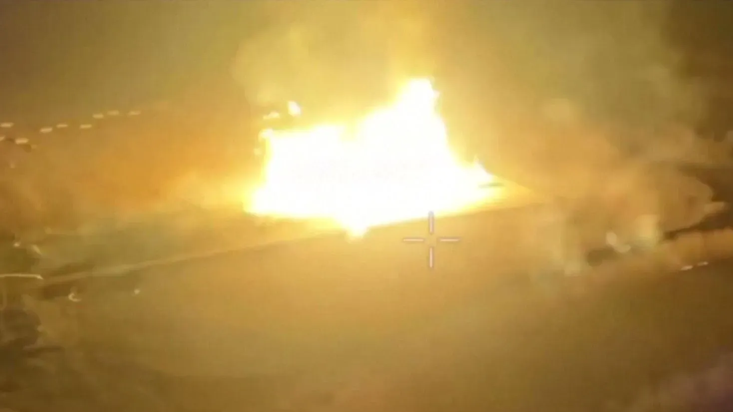 انفجار يضيء الليل بالقرب من محطة قياس الغاز في سودزها، مما يعكس التصعيد في التوترات بين روسيا وأوكرانيا.