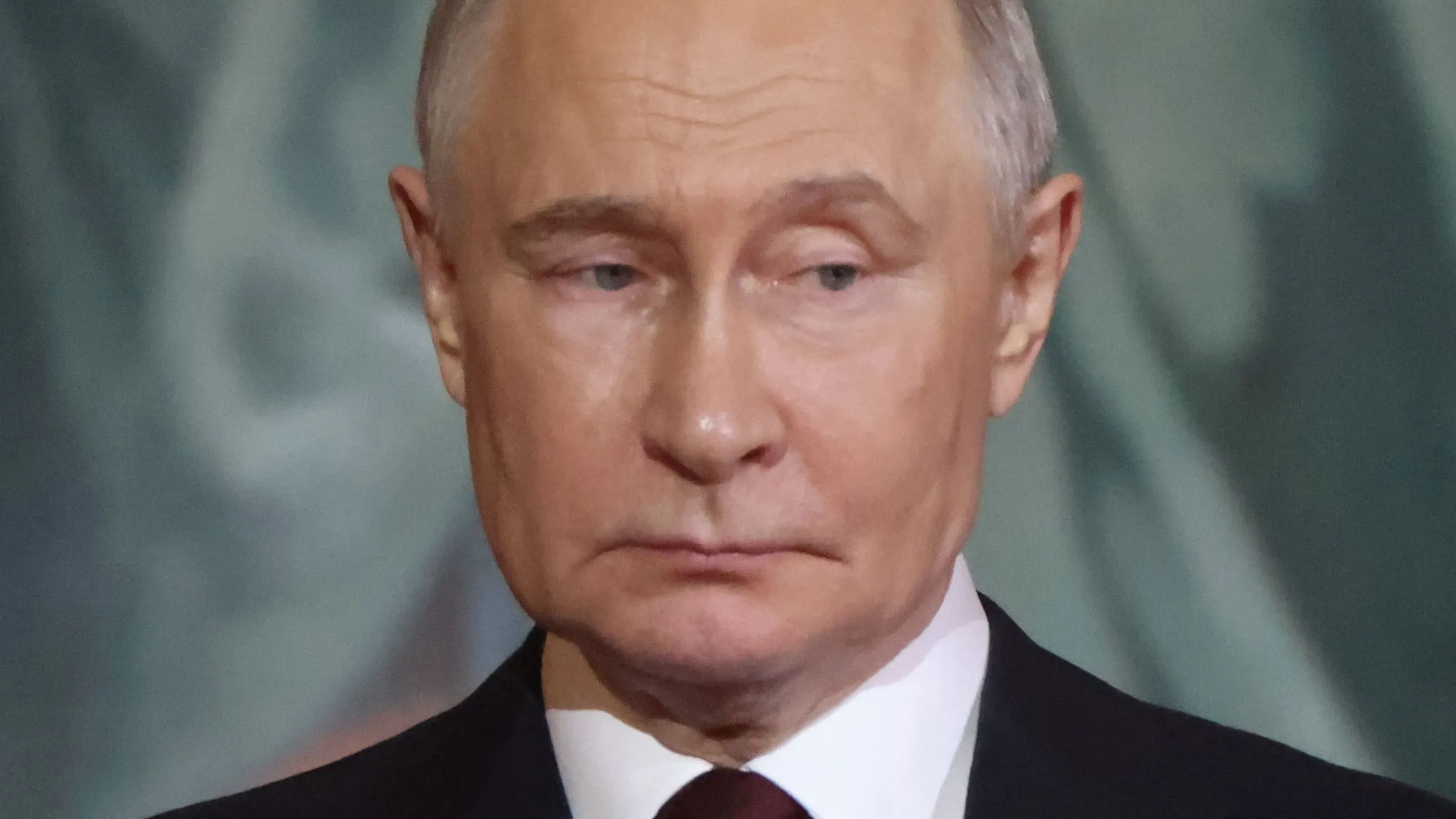 الرئيس الروسي فلاديمير بوتين خلال حديثه عن وقف إطلاق النار، مع تعبير وجه يعكس التوتر والجدل حول الوضع العسكري في أوكرانيا.