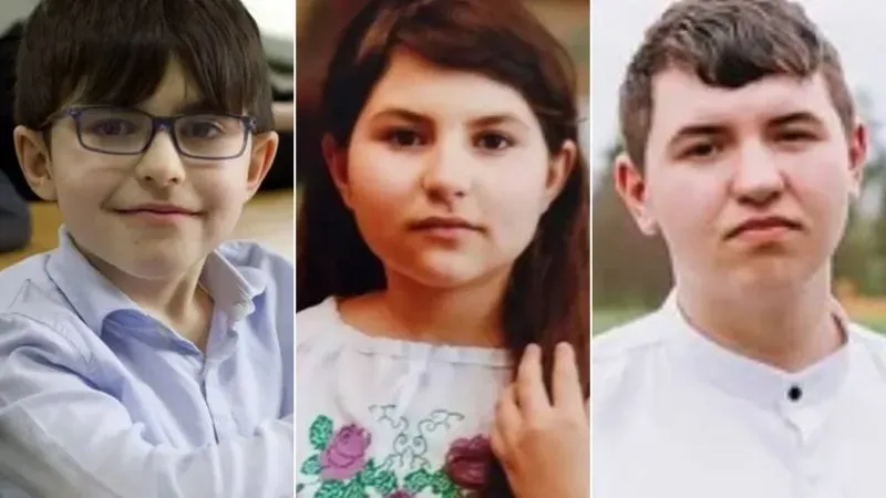 ستانيسلاف مارتينيوك، طالب في الصف الثالث الابتدائي، يظهر بفخر في صورته المدرسية، محاطًا بشقيقته تمارا وشقيقه رومان، الذين فقدوا في غارة روسية.