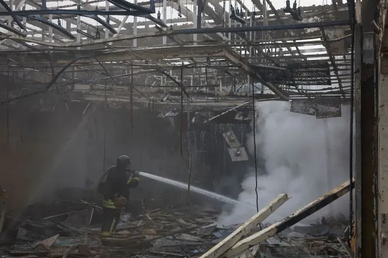 رجال الإطفاء يعملون على إخماد حريق في مبنى مدمر بعد الهجوم الروسي على كييف، مما أدى إلى أضرار جسيمة وإصابات.