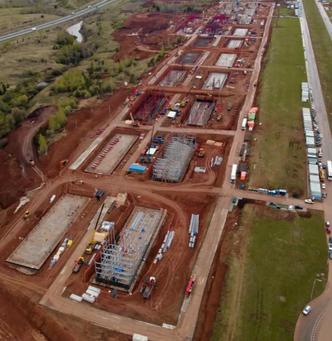 تظهر الصورة موقع مصنع الطائرات بدون طيار "ألابوغا" في روسيا، مع تقدم ملحوظ في البناء ومرافق جديدة تتشكل.