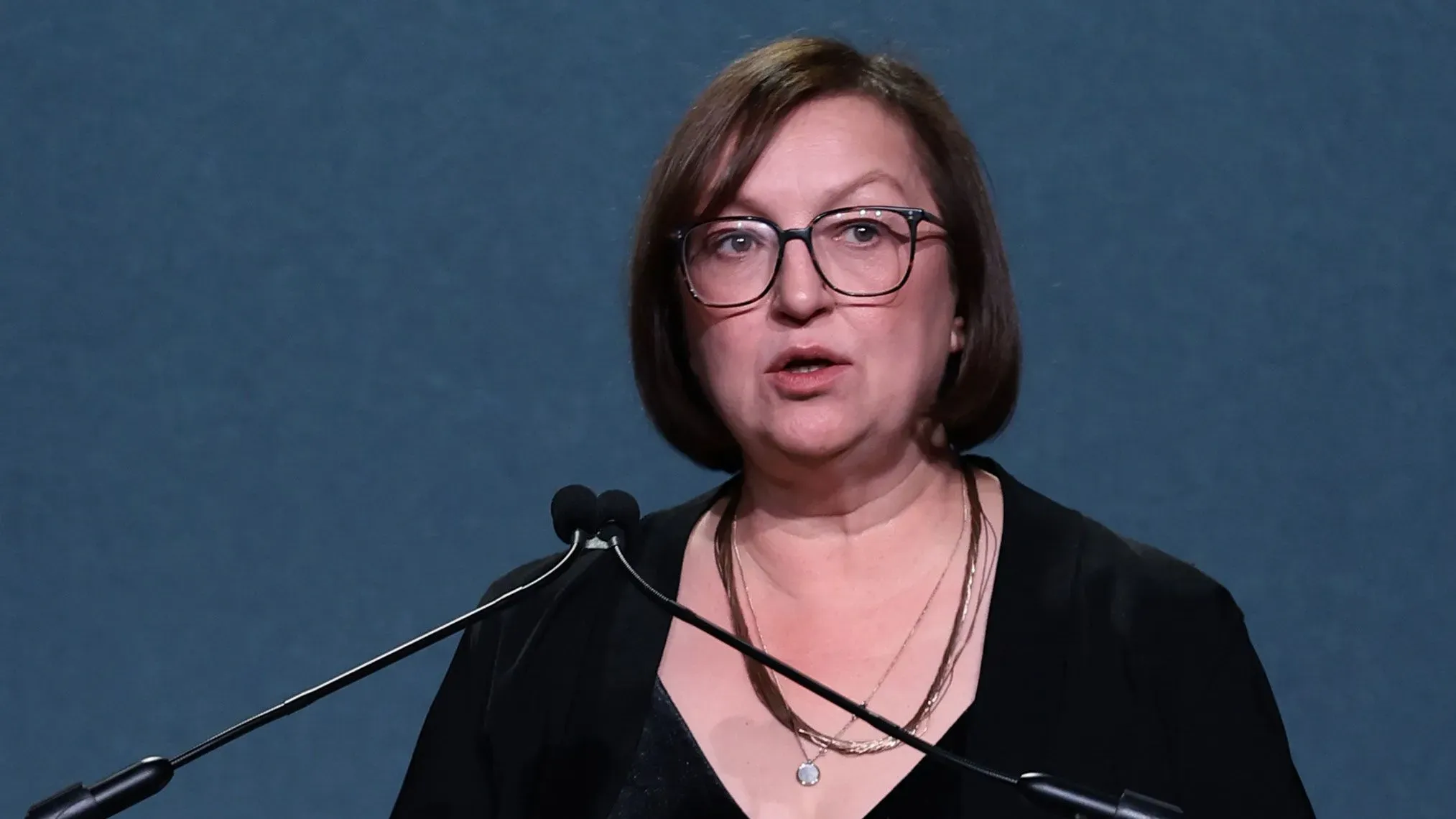 تتحدث غالينا تيمشينكو، رئيسة مطبوعة ميدوزا، خلال مؤتمر صحفي، في ظل إجراءات جنائية ضدها بسبب تغطيتها للنزاع في أوكرانيا.