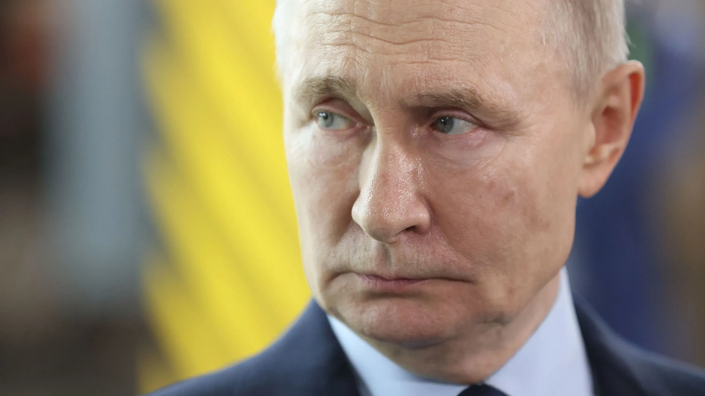 صورة قريبة لفلاديمير بوتين، حيث يظهر بملامح جدية، مع خلفية غير واضحة. تعكس الصورة تصريحات روسيا حول التعاون الاقتصادي مع الولايات المتحدة.