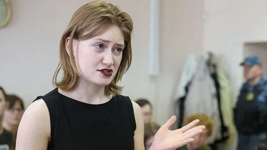 داريا كوزيريفا، ناشطة مناهضة للحرب، تتحدث في المحكمة بعد الحكم عليها بالسجن بتهمة "تشويه سمعة" الجيش الروسي.