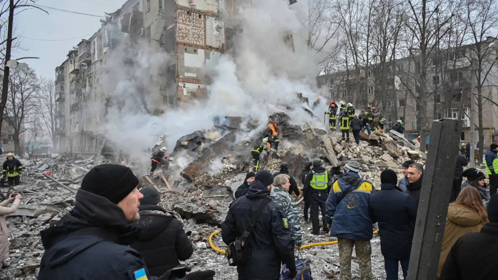 شعار شبكة سي إن إن مع عبارة "أخبار عاجلة"، في خلفية داكنة، يعكس التوترات الحالية في كييف بعد الهجمات بالطائرات بدون طيار.