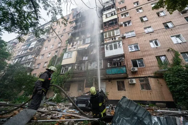 رجال الإطفاء يتعاملون مع حريق في مبنى سكني مدمر في خاركيف، أوكرانيا، بعد هجوم جوي أسفر عن إصابات وأضرار جسيمة.