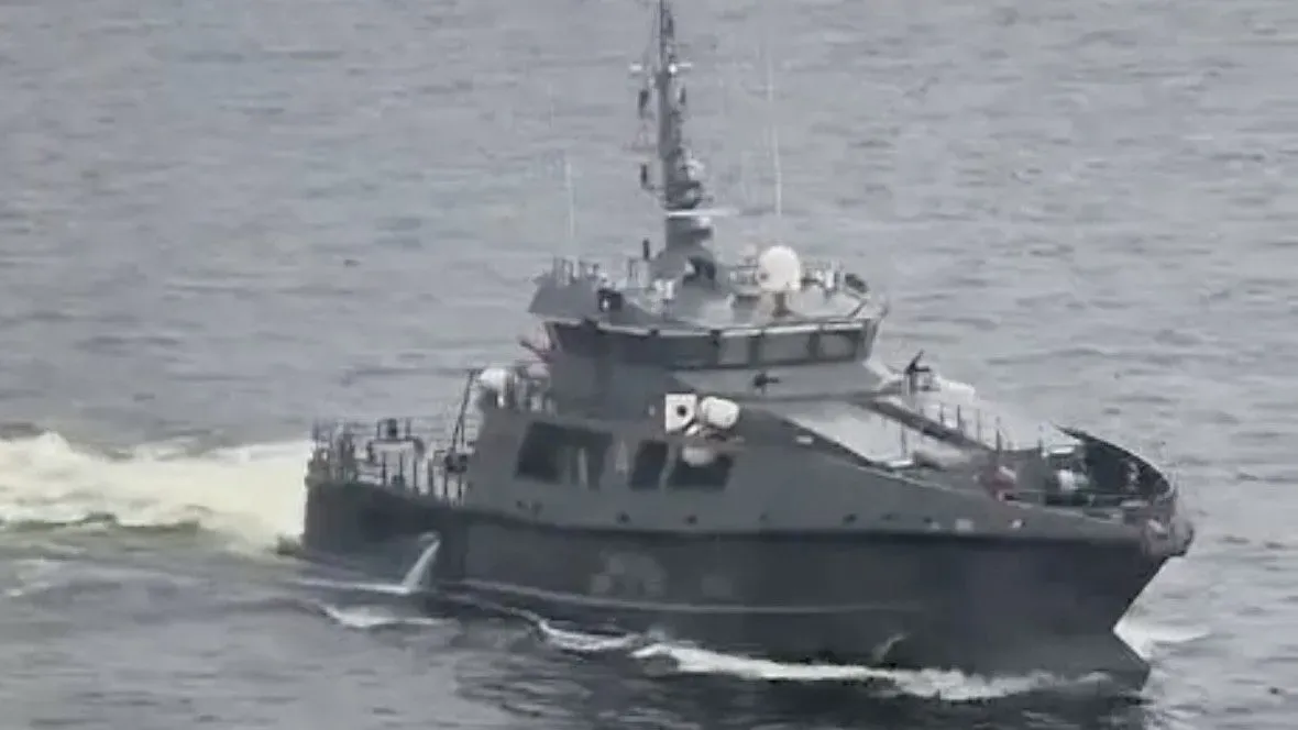 سفينة عسكرية روسية تبحر في المياه، مع وجود معدات على متنها، في سياق تعزيز وجود روسيا في بحر البلطيق.