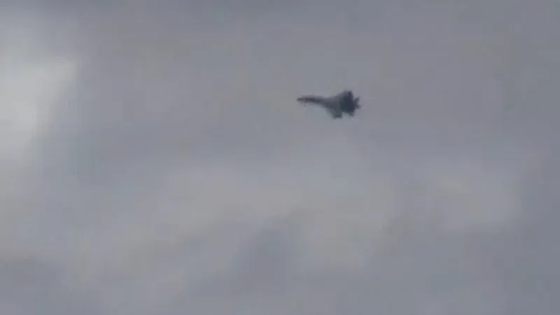 طائرة مقاتلة روسية من طراز سو-35 تحلق في السماء، في سياق تصعيد التوترات العسكرية حول ناقلة نفط غير مرخصة.