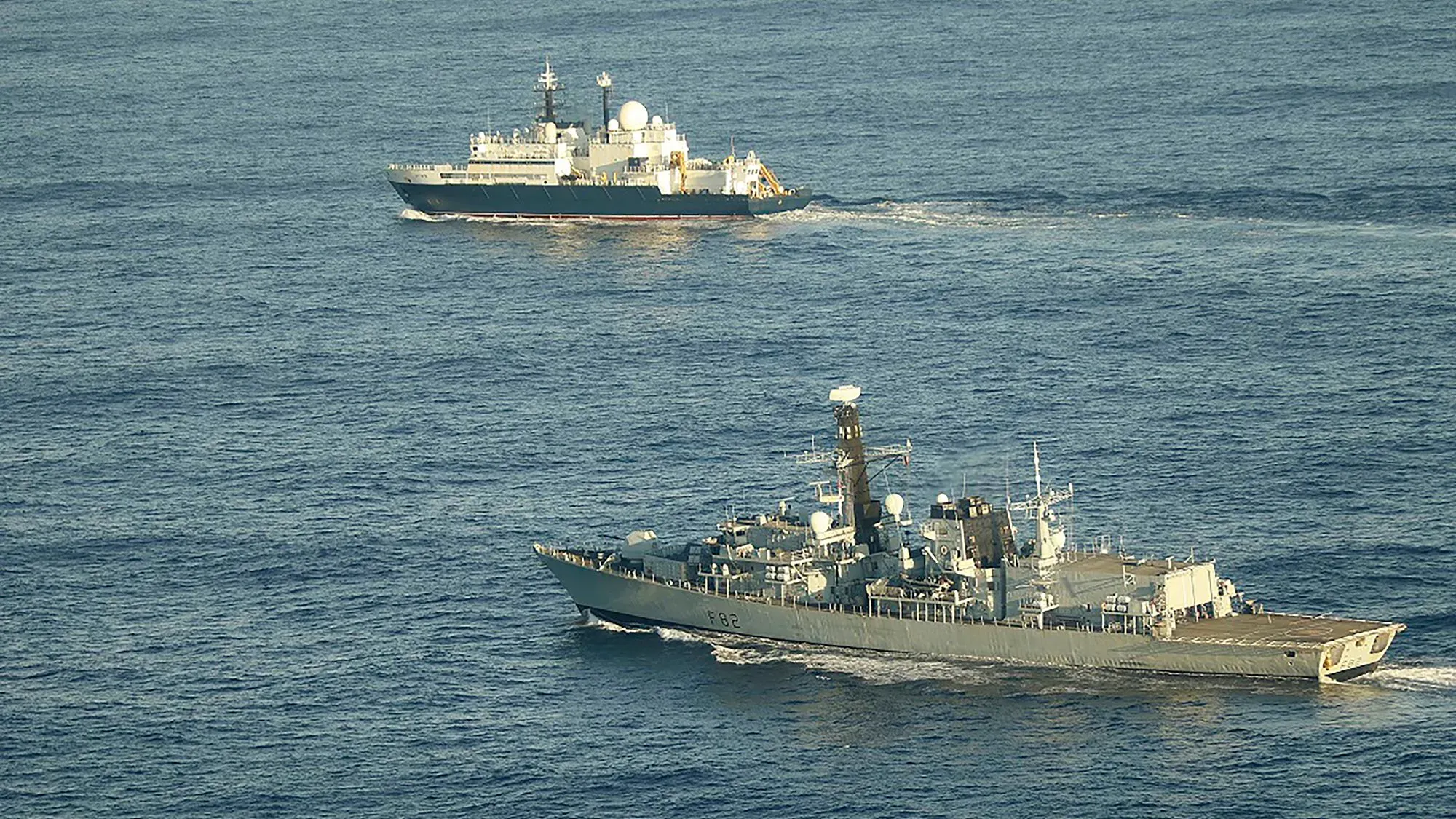 سفينة تجسس روسية تُدعى "يانتار" تبحر بالقرب من سفينة HMS Somerset في المياه البريطانية، وسط تصاعد التوترات الأمنية.