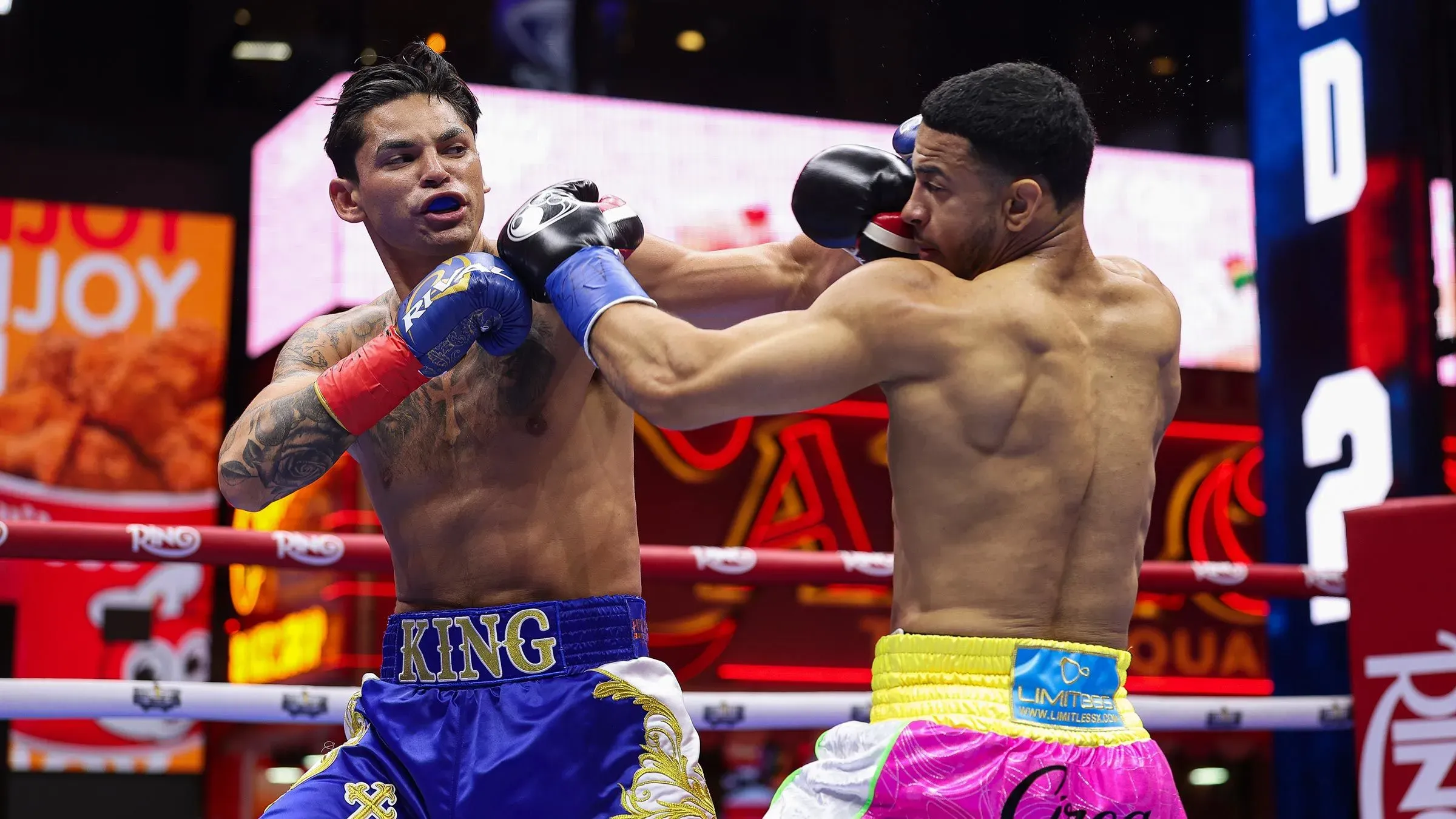 ريان غارسيا يتلقى ضربة قوية من رولاندو روميرو في الجولة الثانية من نزال وزن الوسط، حيث شهدت المباراة أداءً متقلبًا في ساحة تايمز سكوير.