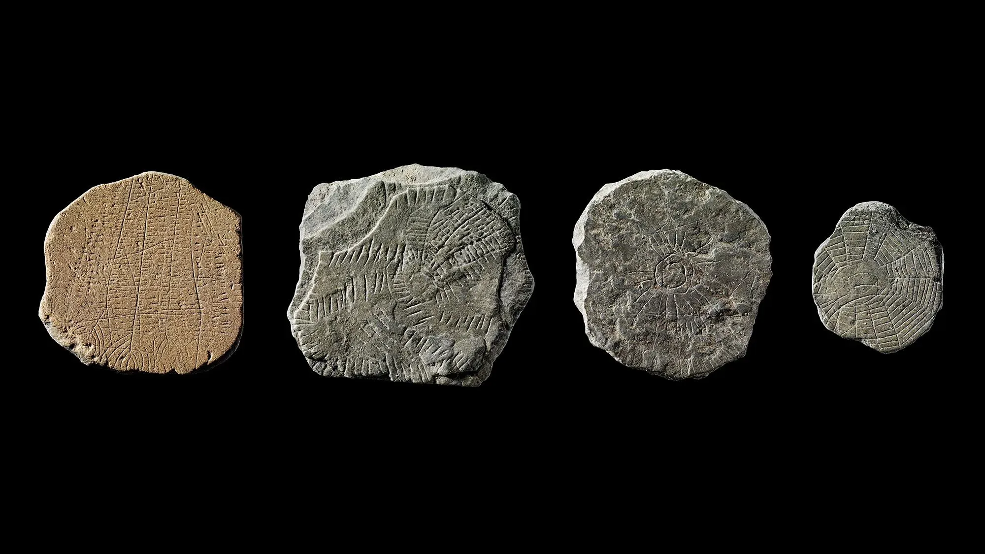 أحجار الشمس المنحوتة من العصر الحجري الحديث، تعرض نماذج فنية تظهر أشعة من دوائر مركزية، تشير إلى أهمية الشمس في حياة المجتمعات الزراعية.