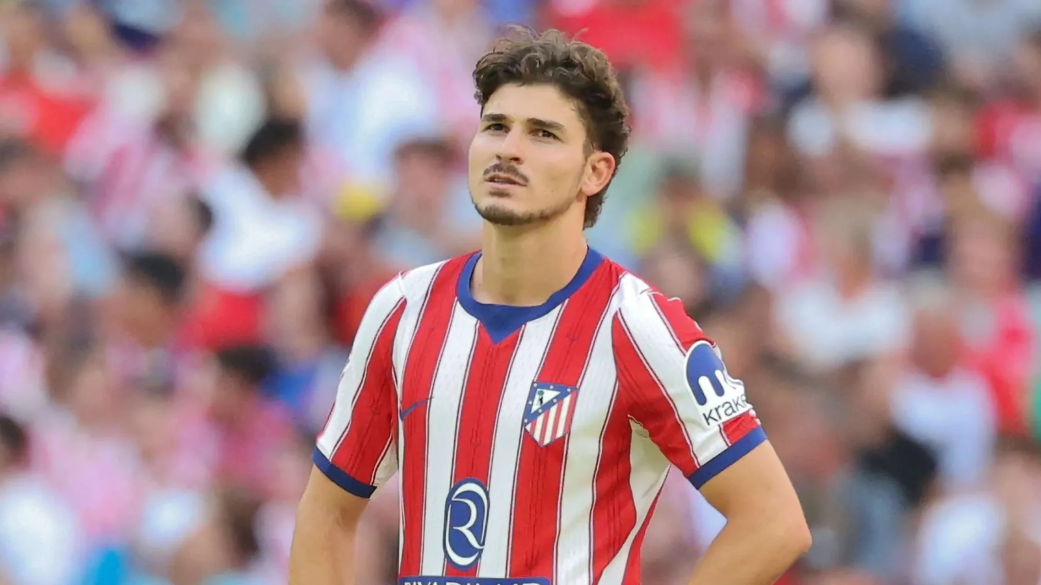 خوليان ألفاريز في زي أتلتيكو مدريد، معبرًا عن عزمه البقاء رغم عروض برشلونة وأرسنال ورغبته في تحقيق حلمه قبل كأس العالم 2026.