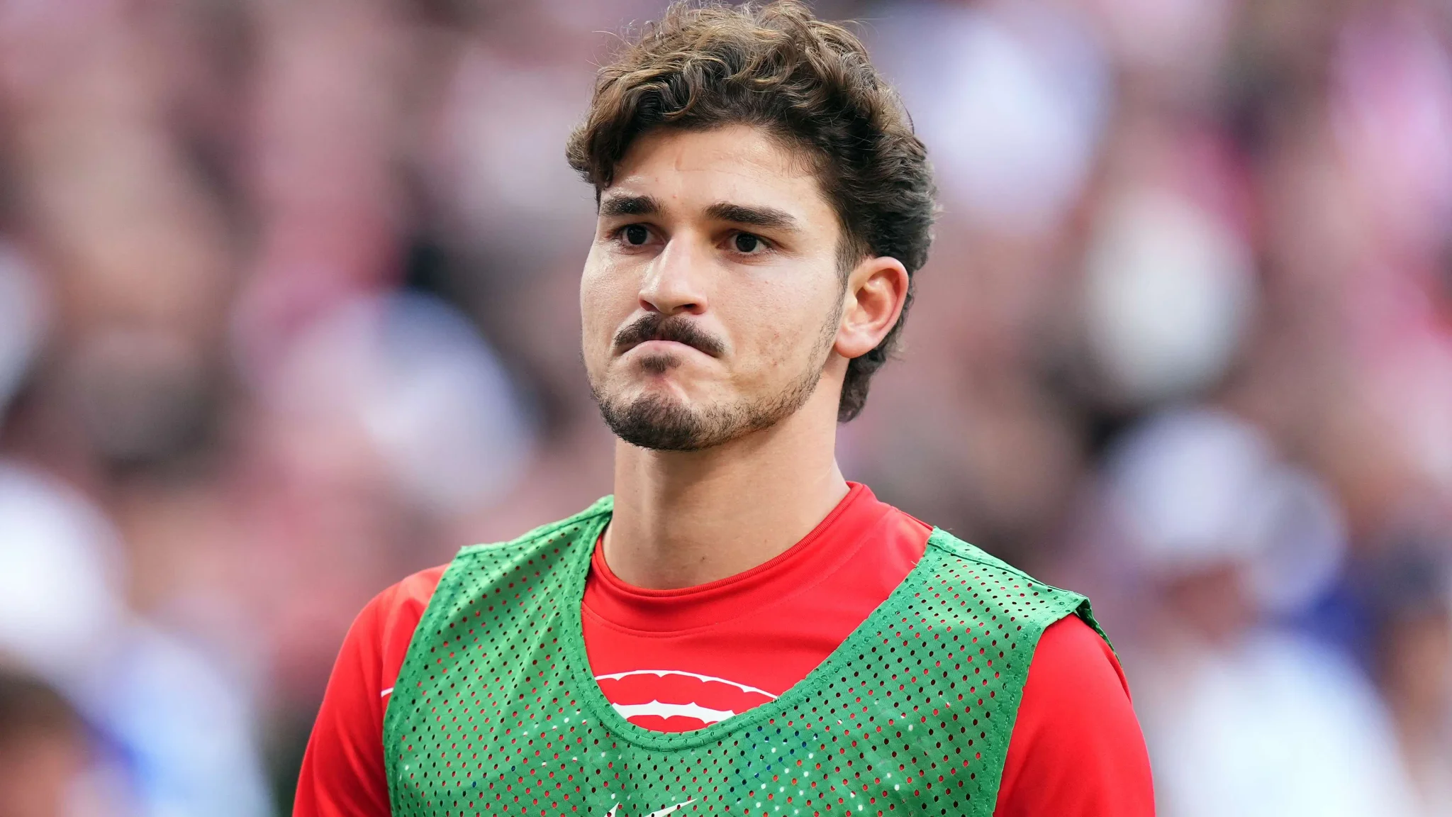 خوليان ألفاريز لاعب أتلتيكو مدريد يظهر بتعبير جدي وسط أجواء مباراة، مع استمرار جدل انتقاله المحتمل إلى برشلونة.