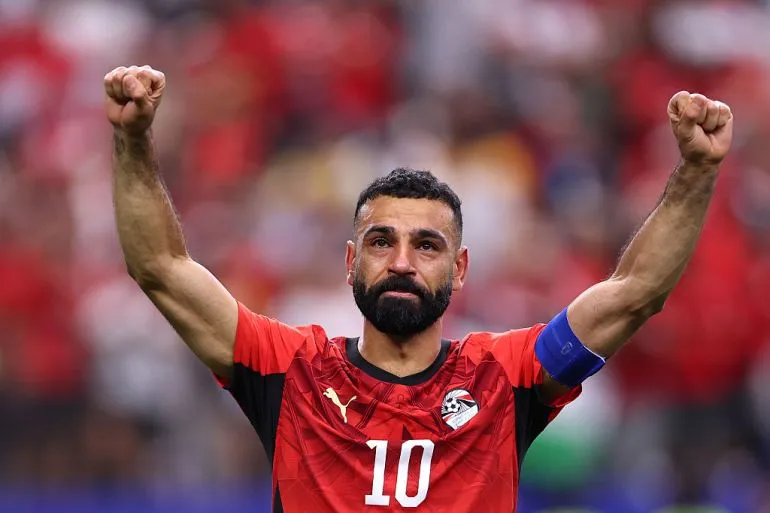محمد صلاح يرفع يديه بفخر بعد تأهل منتخب مصر إلى دور الستة عشر في كأس العالم 2022 بتكساس.