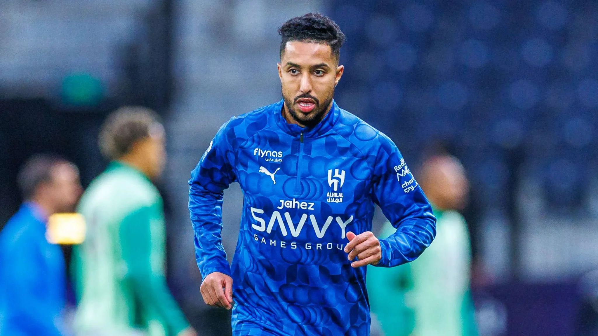 سالم الدوسري لاعب الهلال السعودي يرتدي زي الفريق الأزرق خلال تدريبات قبل مباراة دوري أبطال آسيا بعد عودته للتشكيلة الأساسية.