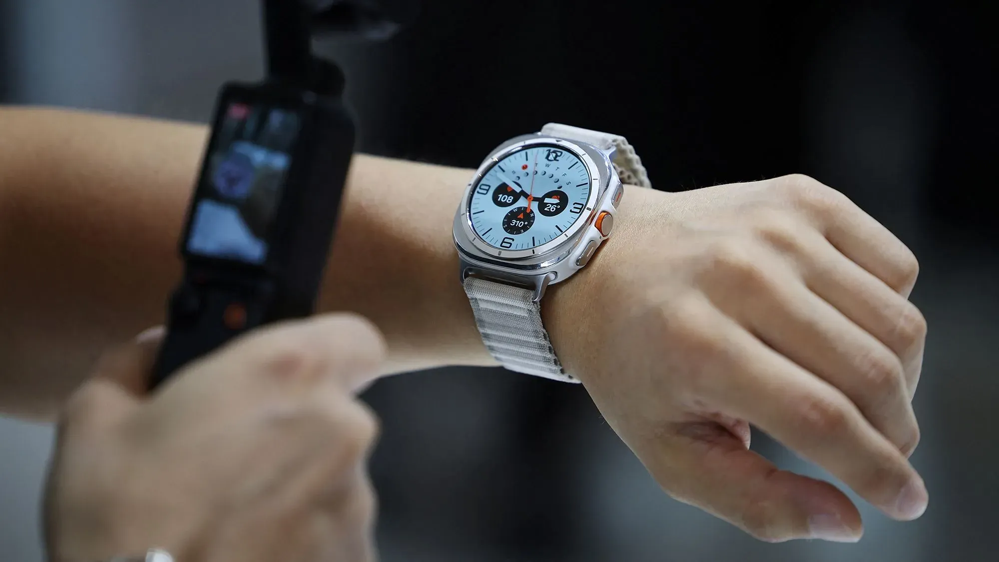 ساعة ذكية من سامسونج تعرض واجهة قياس الصحة، مع شخص يستخدم كاميرا لتوثيق الميزة الجديدة لتحليل مضادات الأكسدة.