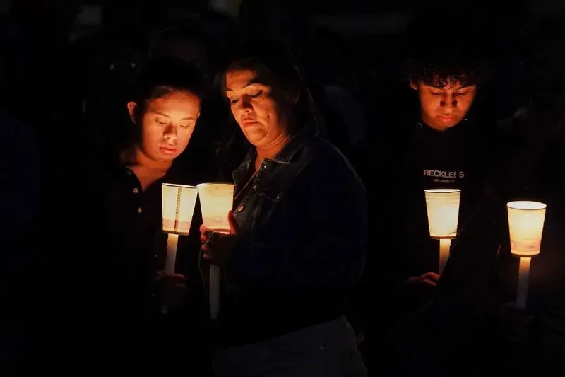 تجمع أفراد من مجتمع سان كارلوس أباتشي في وقفة احتجاجية، يحملون شموعًا ويعبرون عن الحزن على وفاة إيميلي بايك، مطالبين بالعدالة.