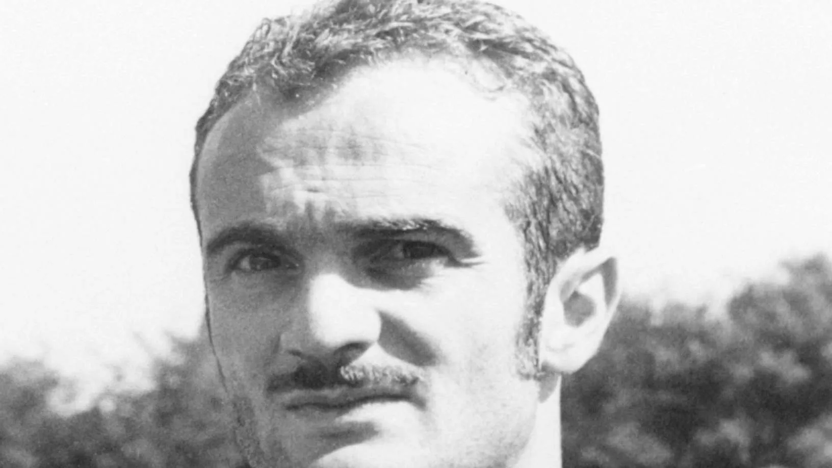 صورة بالأبيض والأسود لساندرو مازولا، أسطورة كرة القدم الإيطالية ونجم إنتر ميلانو، تعكس إرثه وتأثيره في تاريخ النادي والمنتخب.