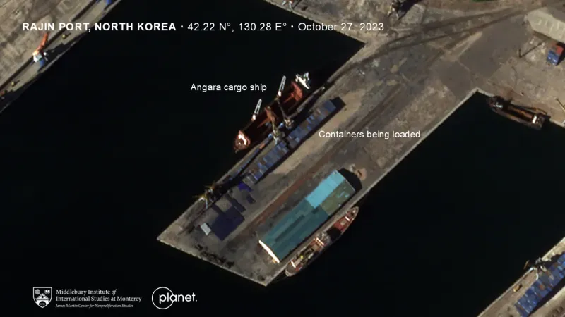 صورة تظهر ميناء راجين في كوريا الشمالية، مع سفينة شحن تُدعى "أنغارا" وأوعية تُحمَل على الرصيف، في 27 أكتوبر 2023.