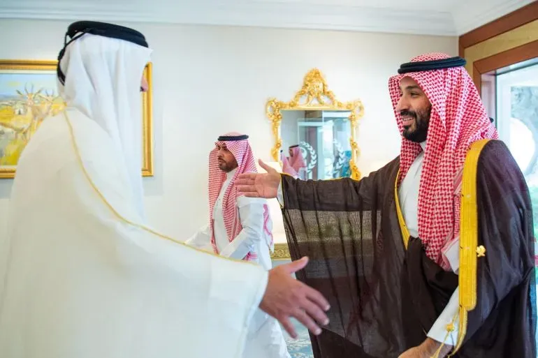 توقيع ولي العهد السعودي الأمير محمد بن سلمان وأمير قطر الشيخ تميم بن حمد آل ثاني على اتفاق لإنشاء قطار فائق السرعة يربط الرياض والدوحة.