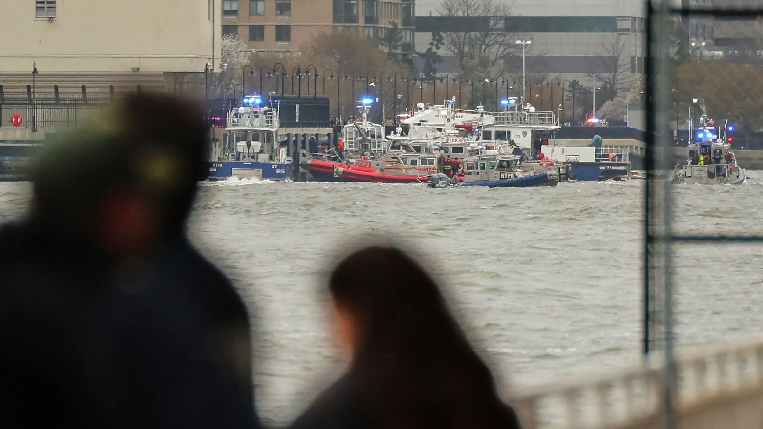 قوارب الطوارئ تقترب من موقع تحطم مروحية في نهر هدسون، حيث وقع الحادث المأساوي الذي أودى بحياة ستة أشخاص، بينهم أطفال.