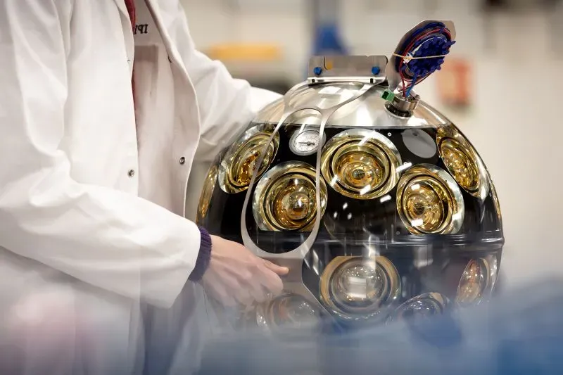 جهاز استشعار ضوئي خاص بتلسكوب KM3NeT للنيوترينوات، مصمم لالتقاط الضوء الناتج عن تفاعلات النيوترينوات في أعماق البحر.