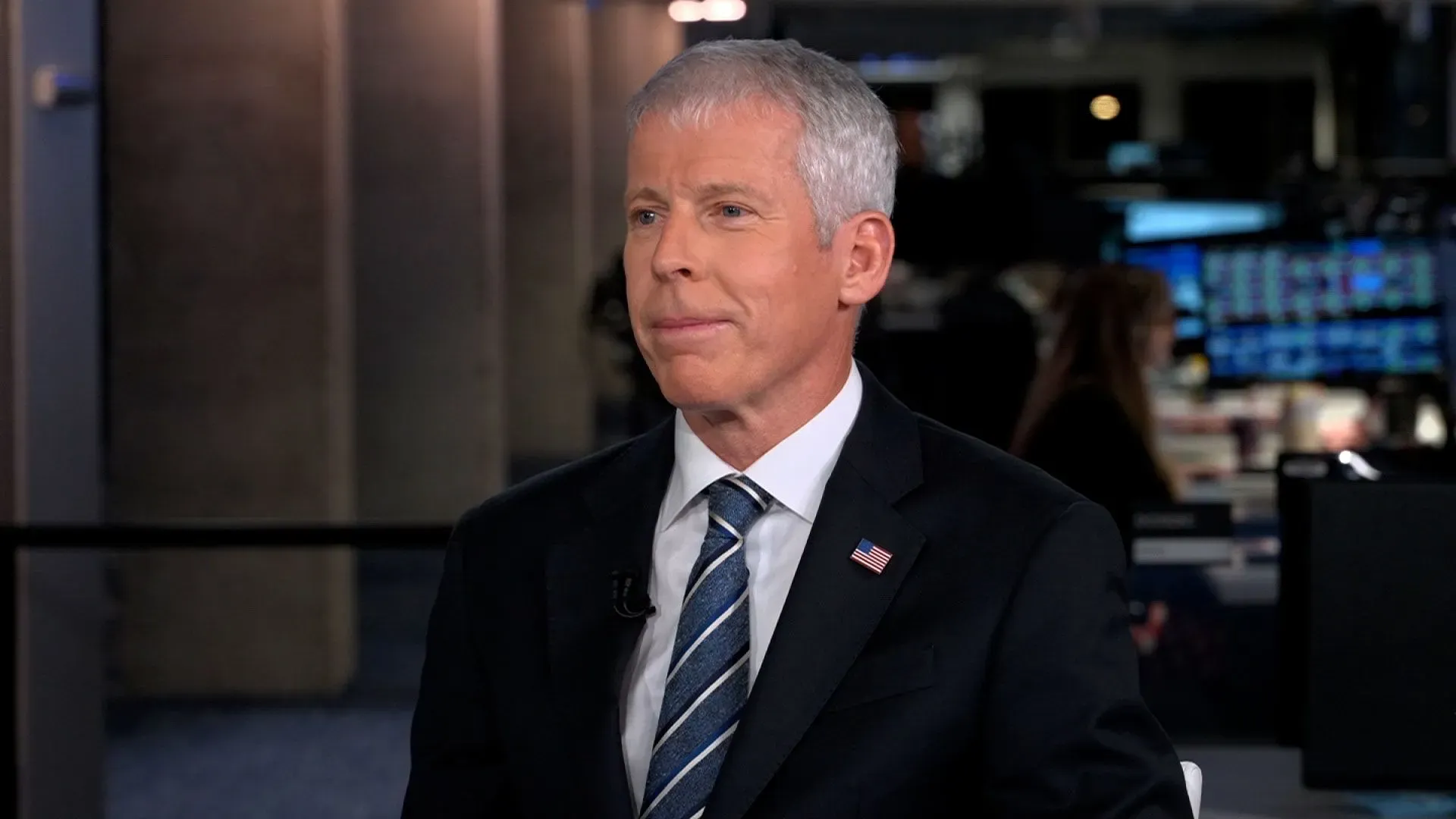 عالم المناخ كريس رايت يتحدث في استوديو، مع التركيز على قضايا التغير المناخي والتقارير المثيرة للجدل من إدارة ترامب.