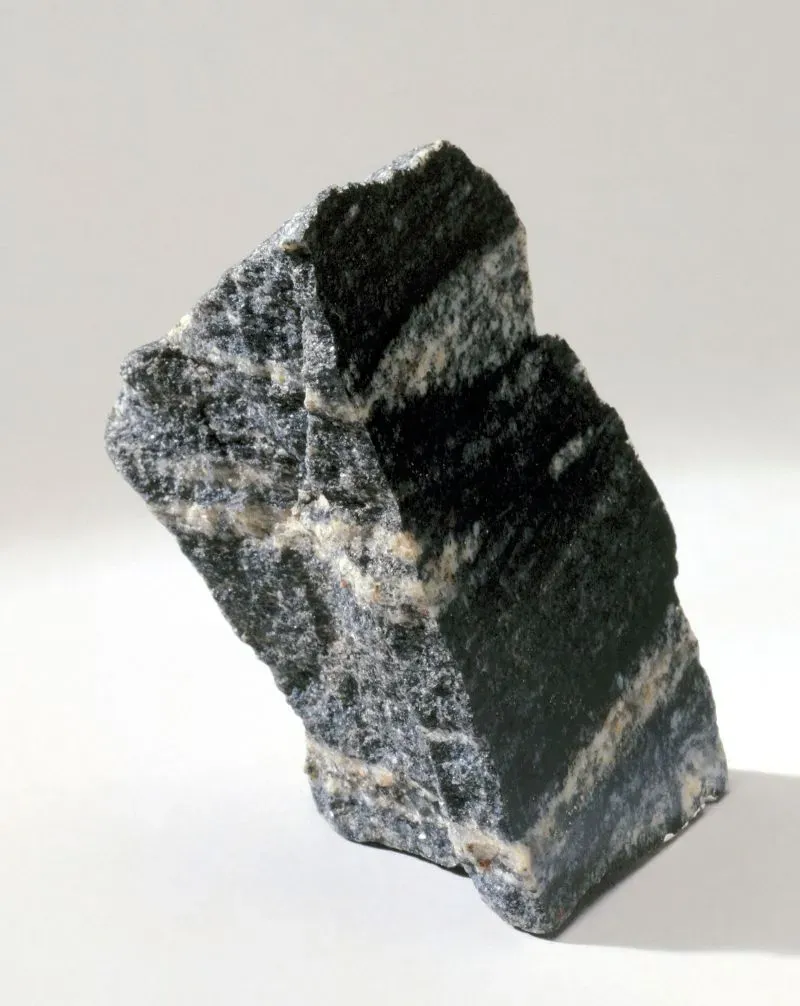 صخرة داكنة اللون ذات خطوط فاتحة، تمثل جزءاً من حزام نوفواجيتوك الأخضر، المعروف بأقدم صخور الأرض، عمرها يتجاوز 4.16 مليار سنة.