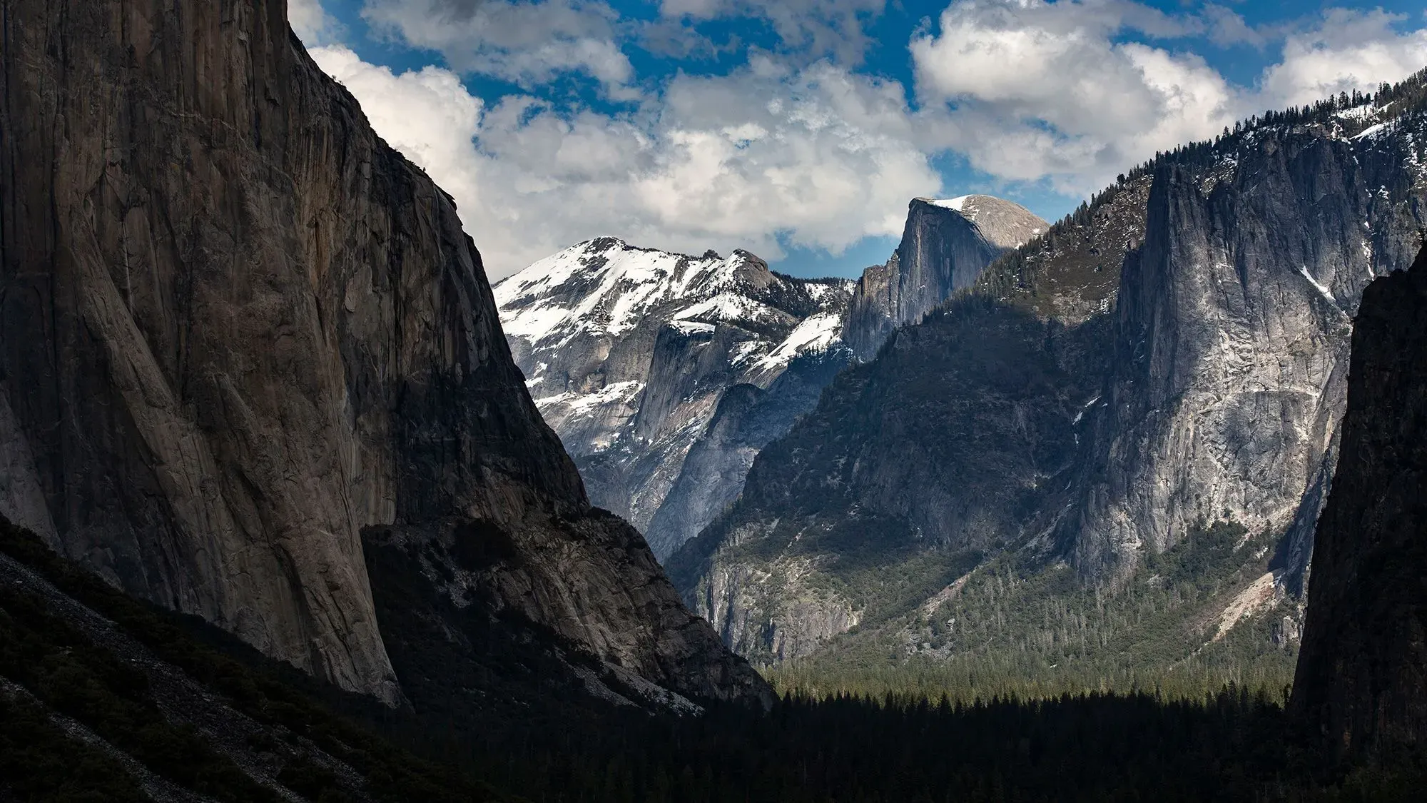 منظر جبلي لسييرا نيفادا يظهر القمم المغطاة بالثلوج والوديان العميقة، مما يعكس التغيرات الجيولوجية والنشاط الزلزالي في المنطقة.