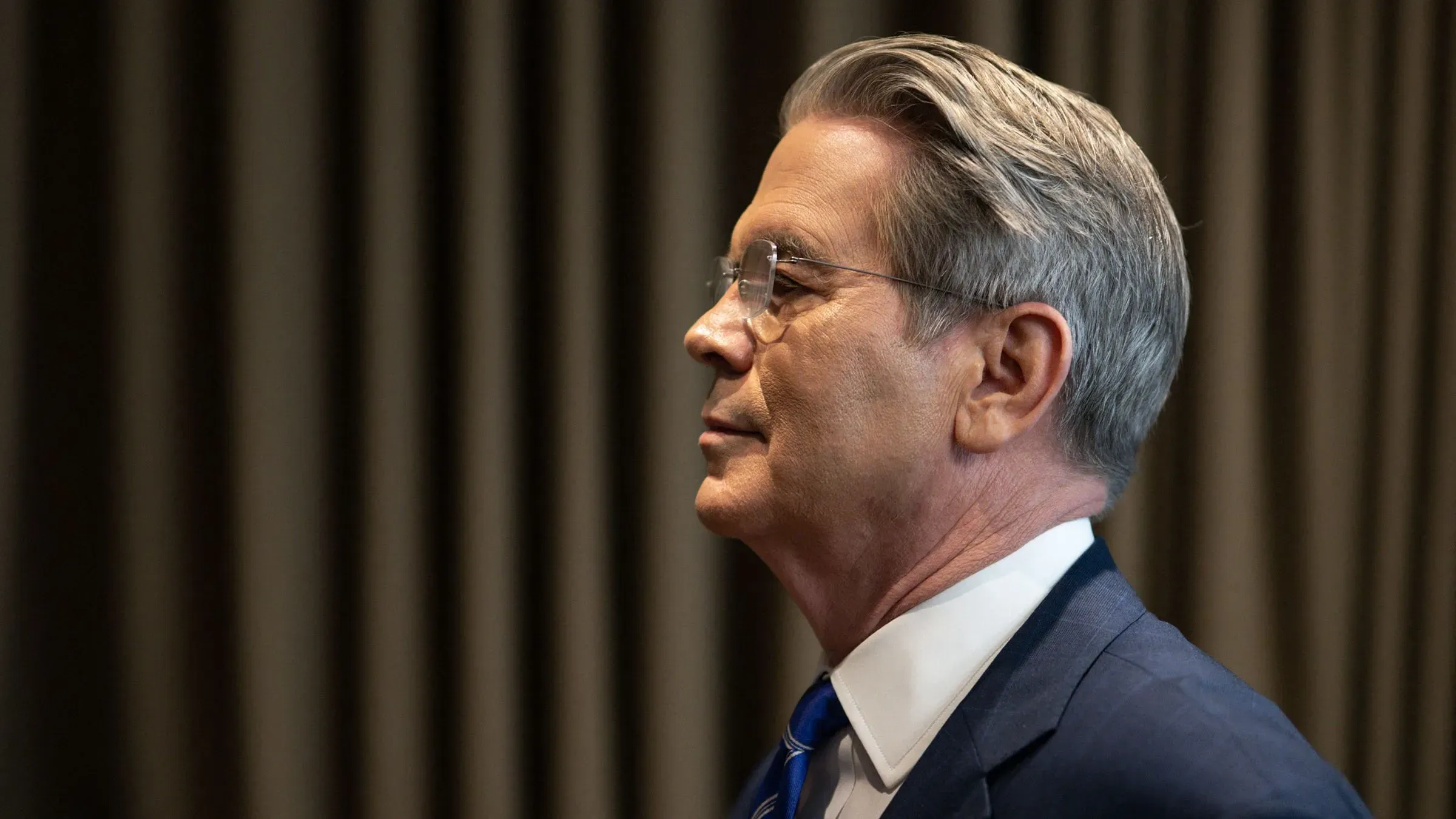 وزير الخزانة الأمريكي سكوت بيسنت يتحدث بجدية، مع التركيز على قضايا التعريفات الجمركية والعلاقات التجارية.