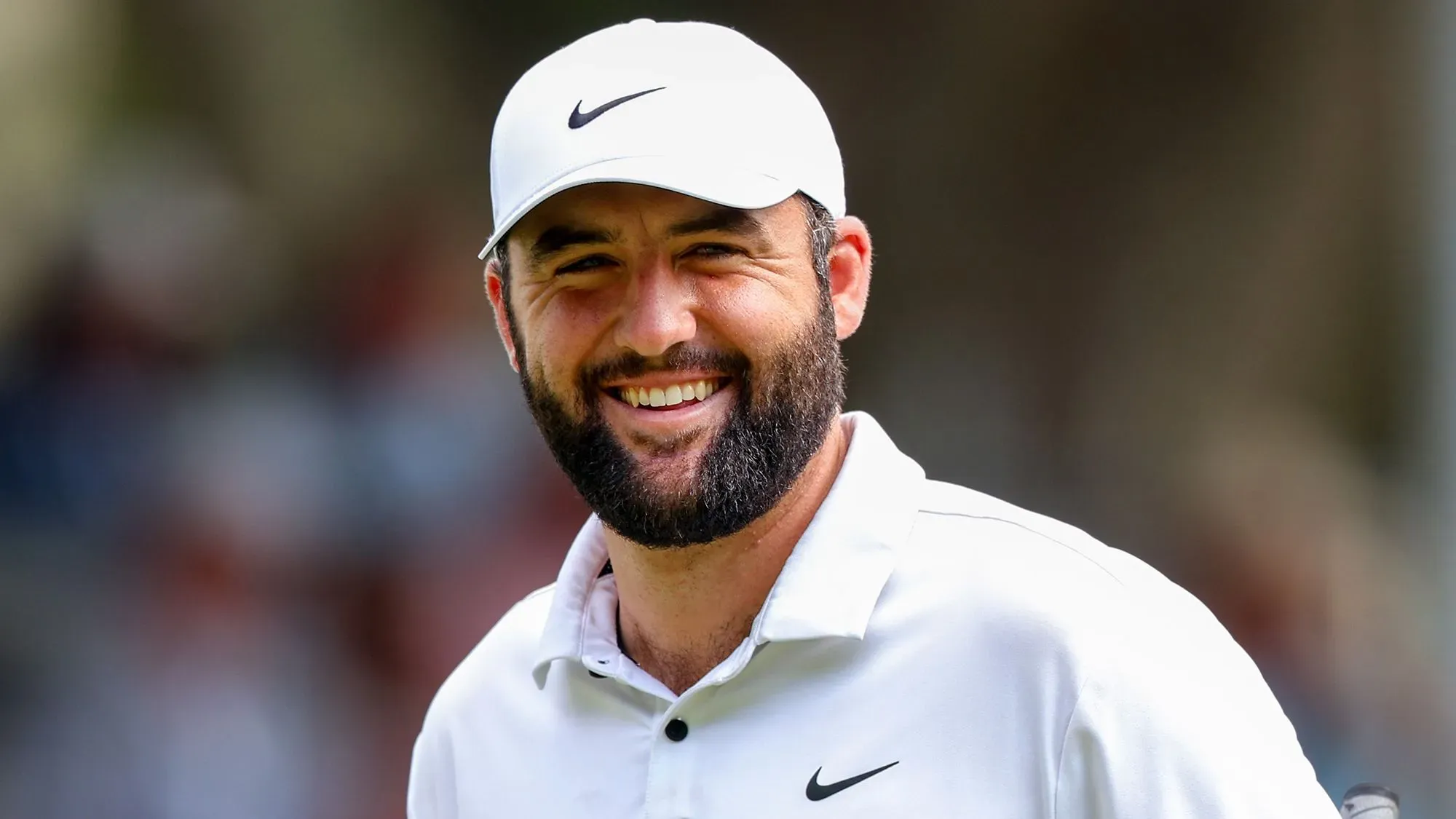 سكت شيفلر، لاعب الغولف المصنف الأول عالميًا، مبتسمًا في حدث رياضي، متحدثًا عن إصابته غير العادية خلال عيد الميلاد وتأثيرها على مسيرته.