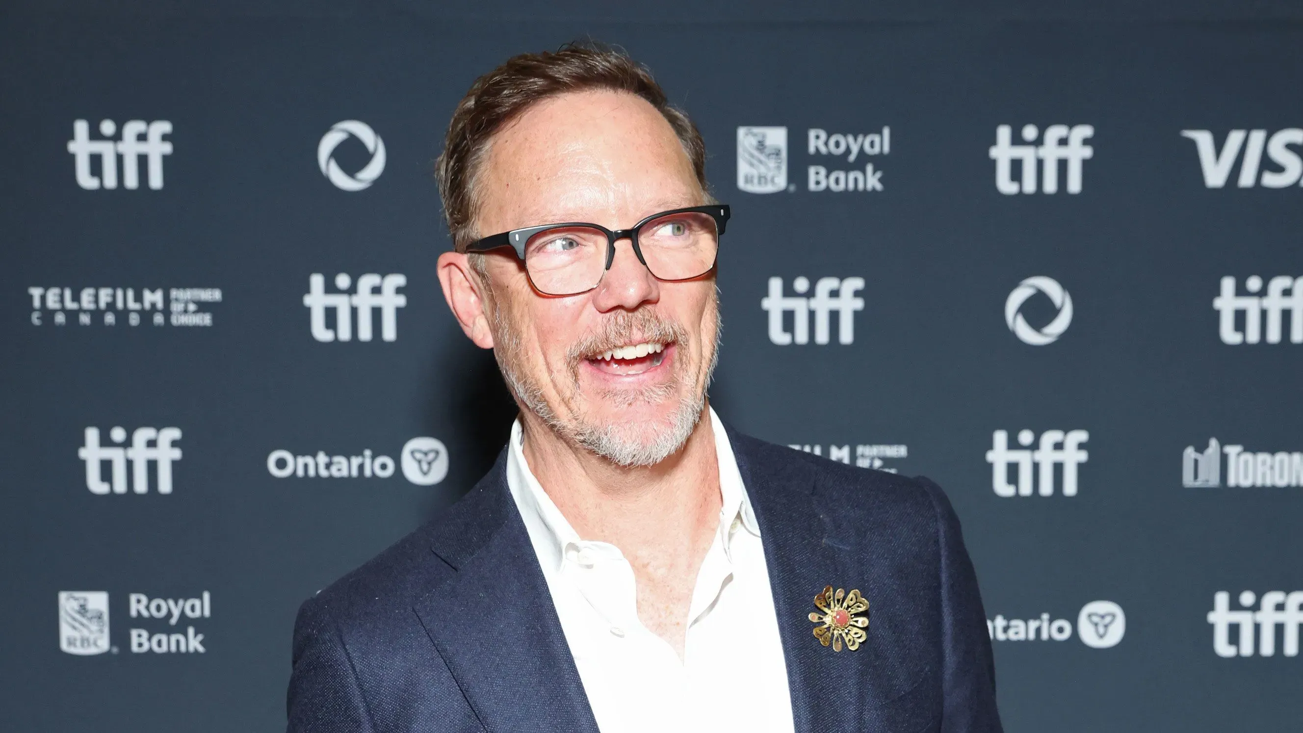 ماثيو ليلارد يلقي نظرة مبتسمة خلال ظهور في مهرجان تورونتو السينمائي، متحدثاً عن عودته إلى سلسلة "الصرخة".