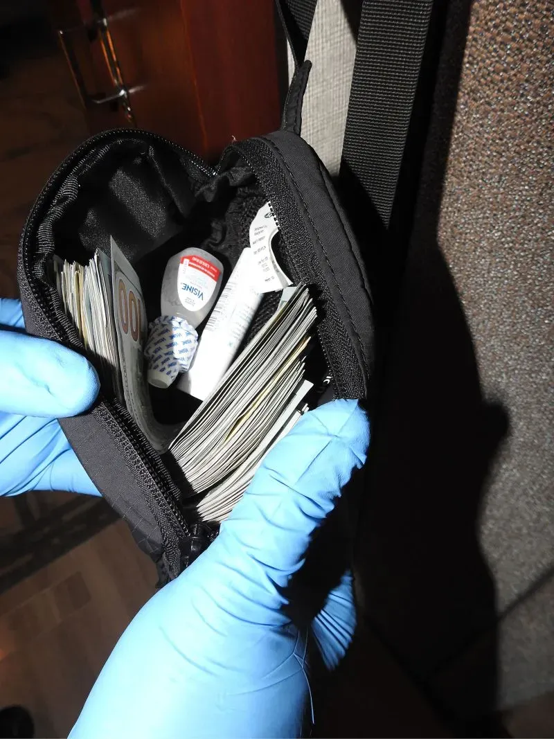 محفظة تحتوي على نقود وبطاقات ائتمان، تُظهر تفاصيل تتعلق بالتحقيقات حول شون كومبس واتهاماته المتعلقة بالابتزاز.