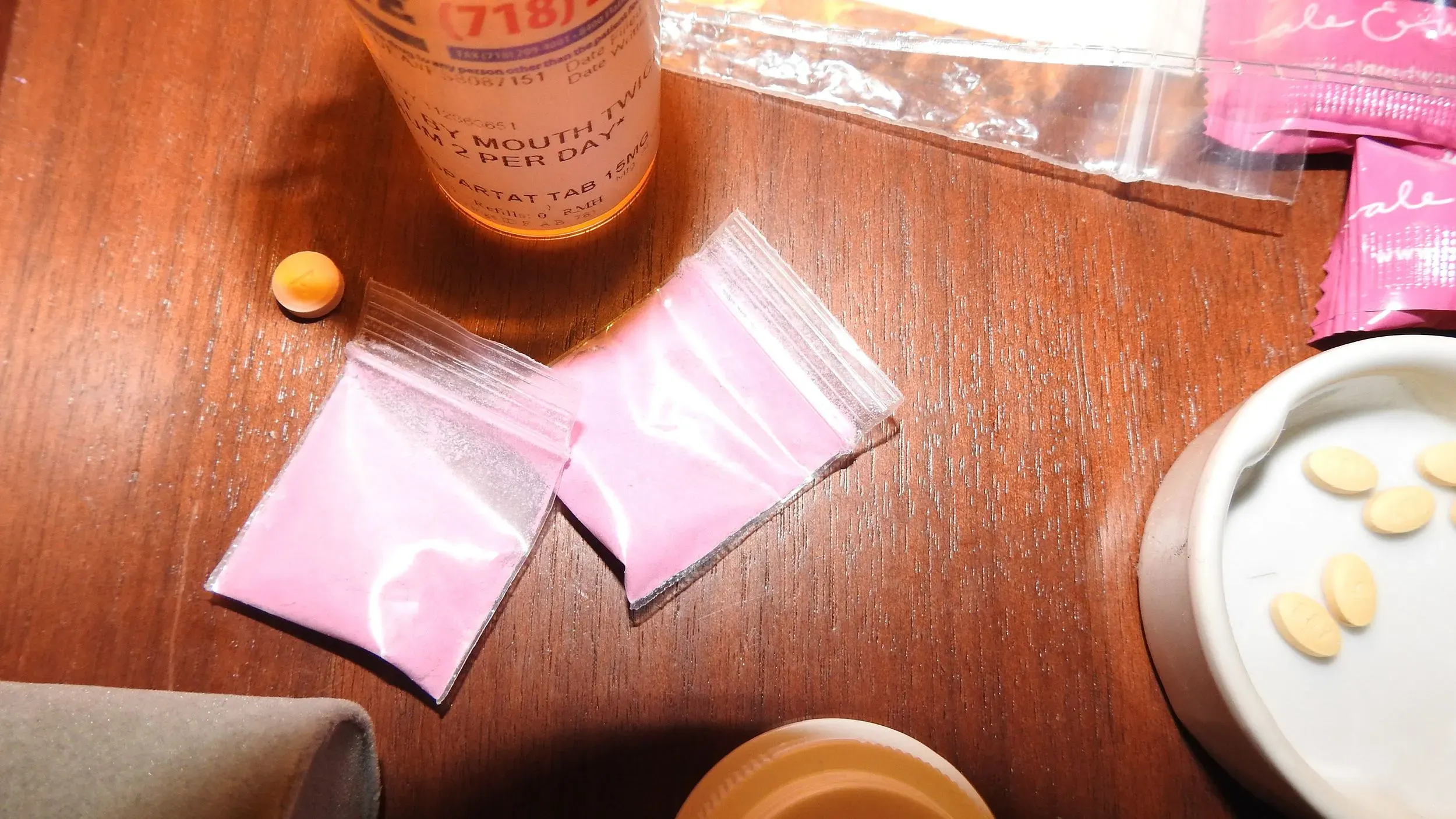 محتويات من غرفة شون كومبس تشمل زجاجة دواء، أكياس من مسحوق وردي، وحبوب، تشير إلى التحقيقات الجنائية المتعلقة به.