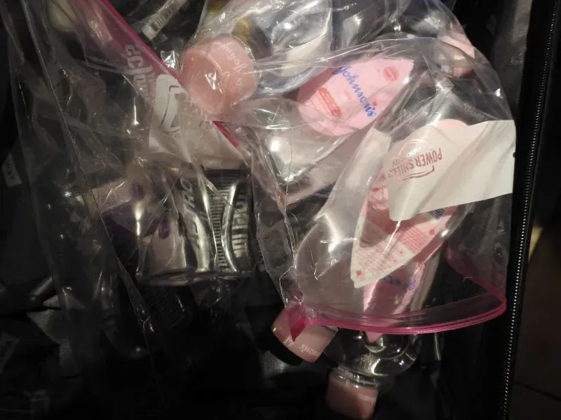 عشرات من زجاجات زيت الأطفال ومواد تشحيم مخزنة في أكياس داخل حقيبة، تظهر الأدلة التي تم العثور عليها في غرفة شون كومبس.