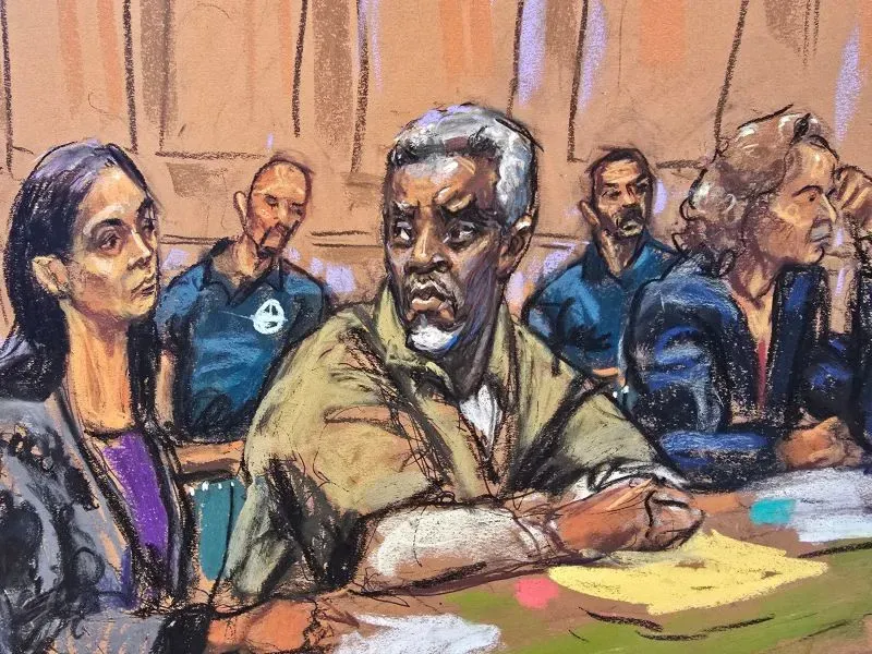 رسم توضيحي لجلسة محكمة، يظهر شون كومبس مع محاميه وأشخاص آخرين في قاعة المحكمة، وسط أجواء مشحونة بالتوتر.