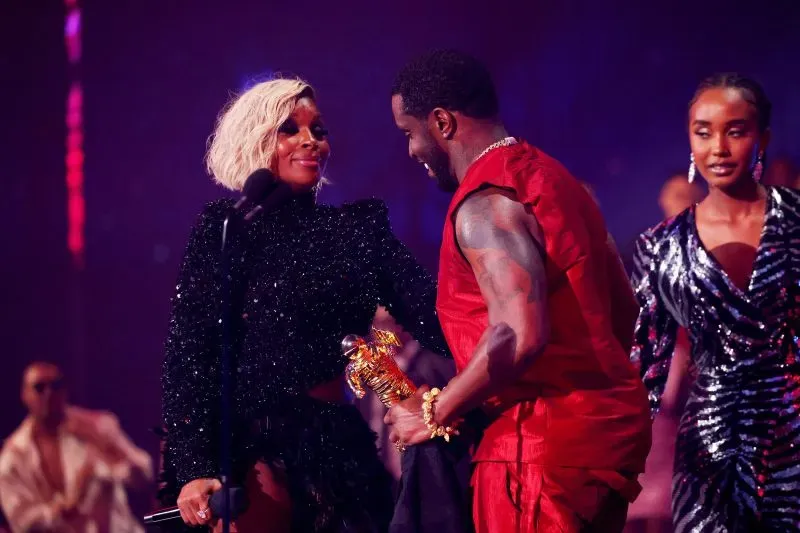 ماري ج. بليج تسلم ديدي جائزة الأيقونة العالمية في حفل توزيع جوائز MTV، مع تعبير عن الصداقة والدعم المتبادل بينهما.