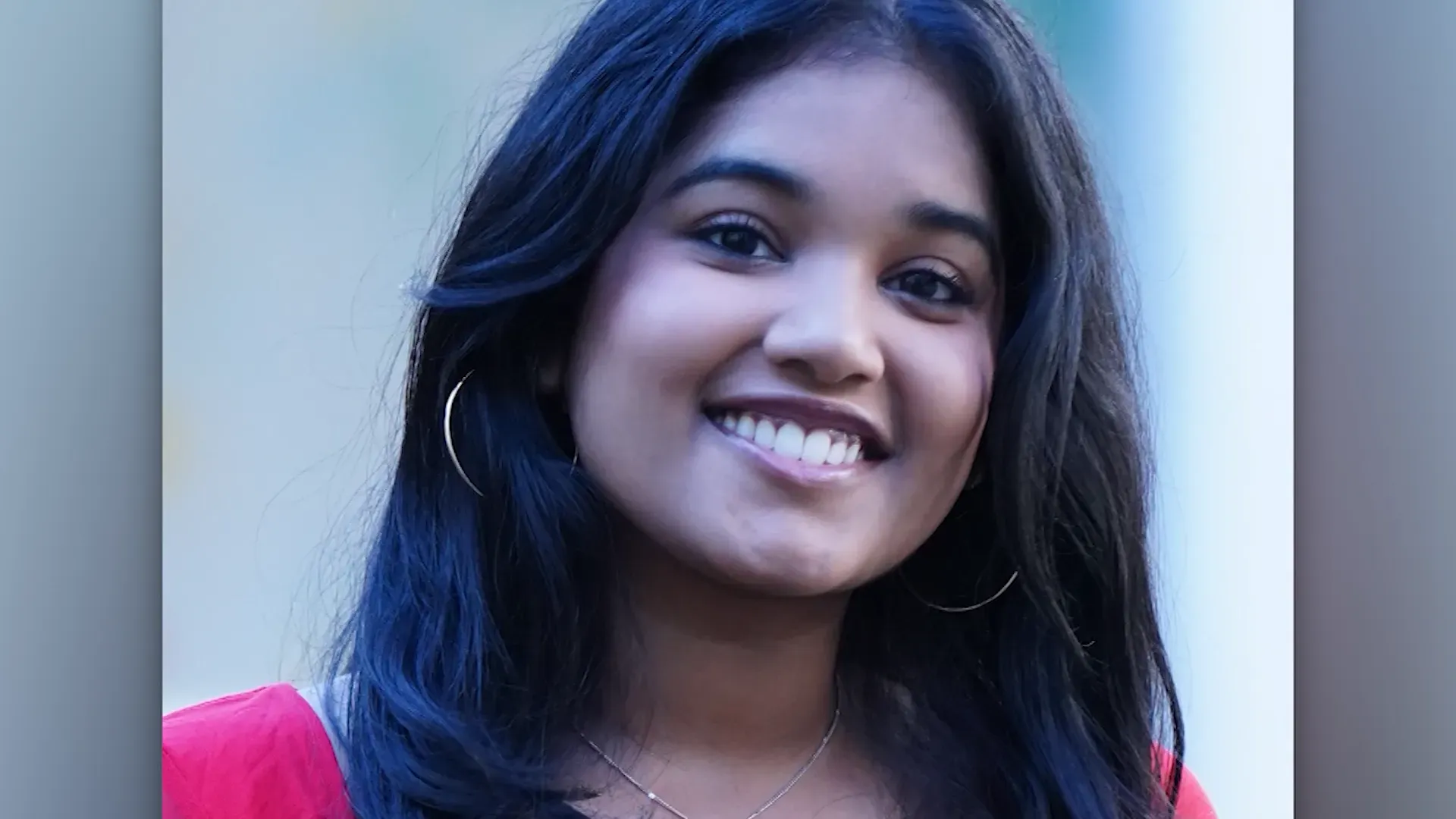 صورة لطالبة جامعية مبتسمة تُدعى سوديكشا كونانكي، التي فُقدت في جمهورية الدومينيكان أثناء عطلتها.