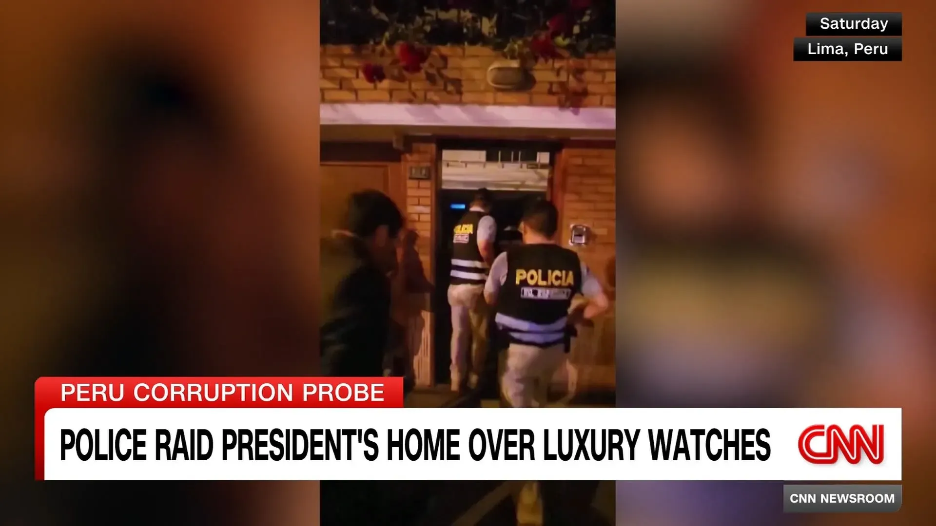 مداهمة الشرطة لمنزل رئيسة بيرو دينا بولوارتي، حيث تحقق السلطات في مزاعم فساد تتعلق بساعات فاخرة، وسط تدهور شعبيتها.