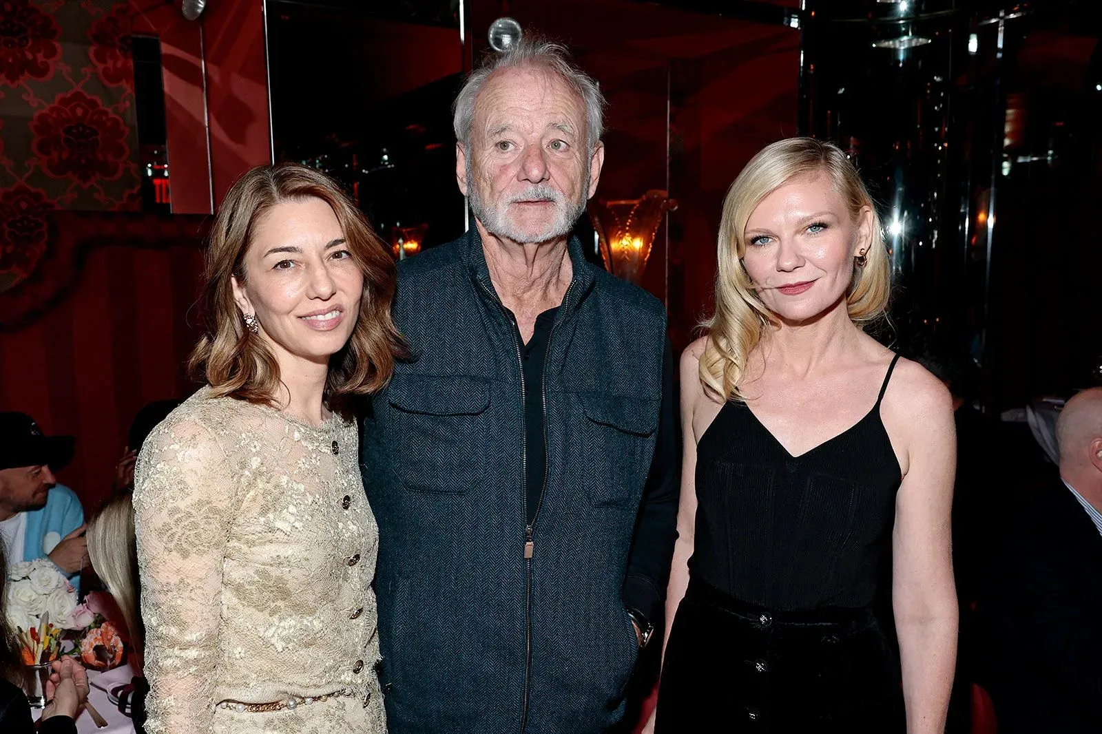 صوفيا كوبولا مع الممثلين كيرستن دانست وبيلي موراي خلال عشاء لإطلاق كتابها الجديد مع شانيل في نيويورك.